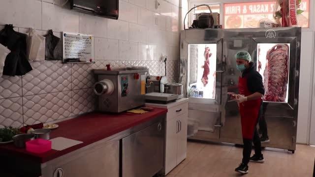 Hatay'ın tescilli lezzeti kağıt kebabı iftar sofralarını lezzetlendiriyor HATAY (AA) - UNESCO tarafından gastronomi alanında Yaratıcı Şehirler...