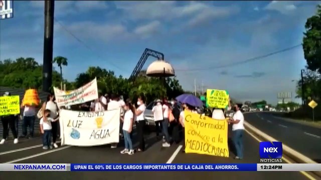 Padres de familia del Colegio Papa Francisco cierran la vía - Nex Noticias