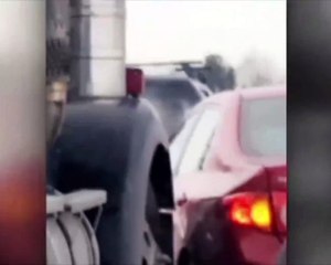 Öfkelenen TIR şoförü otomobili böyle sürükledi