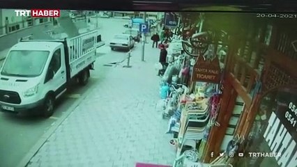 Sürücü fırtınada uçan çatıdan kıl payı kurtuldu