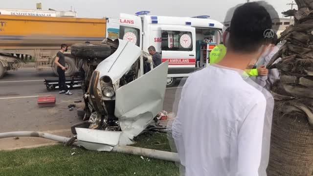 KAHRAMANMARAŞ - Aydınlatma direğine çarpan otomobildeki 2 kişi yaralandı