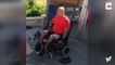 Ein Personal Trainer mit Behinderung unterstützt andere beeinträchtigte Menschen