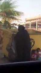 Çocuklarını doyurmak için çöpleri eşeleyen kadın kamerada