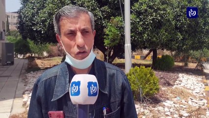 مكافحة أسراب الجراد .. مشهد طبيعي استثنائي في آن واحد