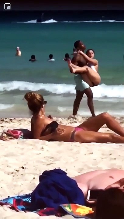 Un couple joue à saute-mouton sur la plage et c'est le drame. Gamelle de sa vie