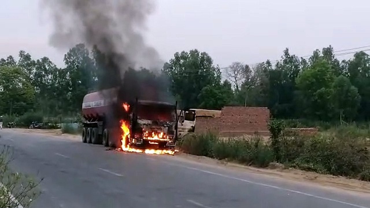 अज्ञात कारणों से  शीरे से भरे टैंकर में लगी भयं...