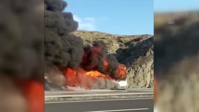 Seyir halindeki işçi servis midibüsü yandı