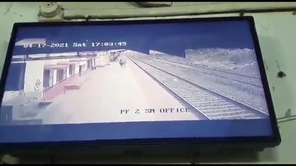 Ινδία: Άνδρας έσωσε παιδί που είχε πέσει στην αποβάθρα λίγο πριν φτάσει το τρένο