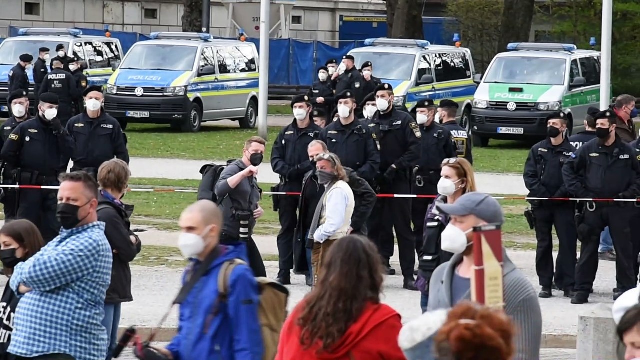 Teil 4: 11.04.2021 München Königsplatz: ein Zauberer tritt auf