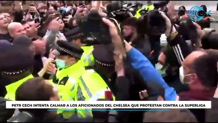 Petr Cech intenta calmar a los aficionados del Chelsea que protestaban contra la Superliga