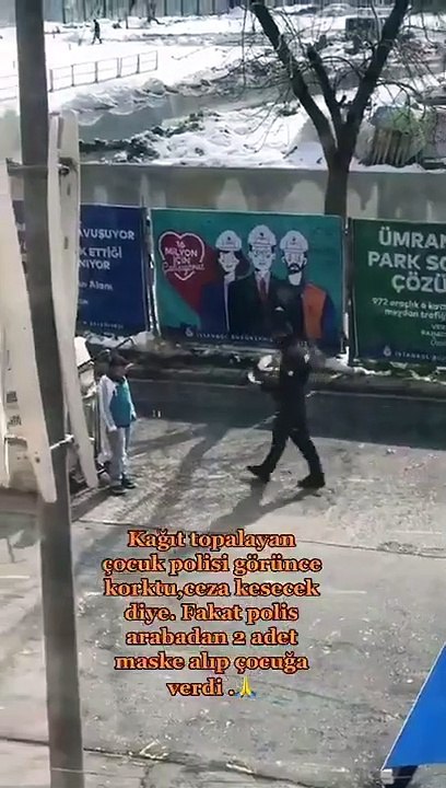 Bu da polis bu da polis...   Biri maske uzattı, diğeri ceza yazdı...