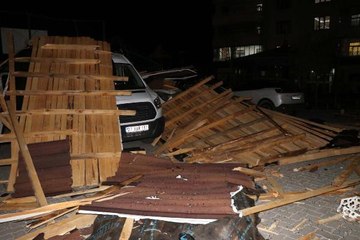GAZİANTEP'TE FIRTINADA ÇATI UÇTU, 10 ARAÇ ZARAR GÖRDÜ