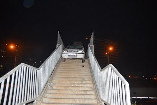 YAYA ÜST GEÇİDİNE OTOMOBİLİ BIRAKIP, KAÇTI