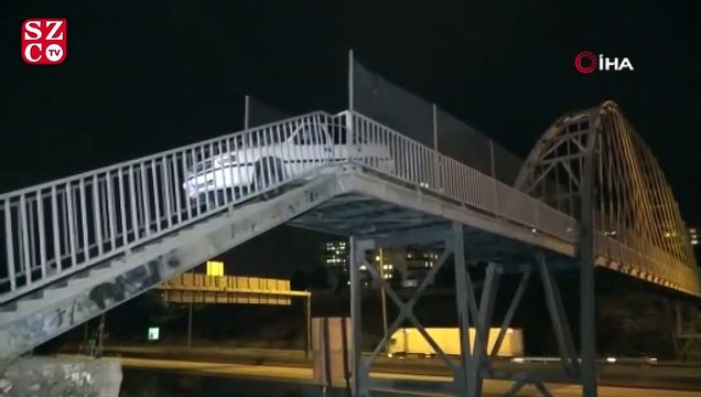 Adana'da bir garip olay! Yaya köprüsünden geçmeye çalışan otomobil korkuluklara sıkıştı