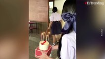 Con el pastel de cumpleaños en la cara: alumna resbala segundos antes de sorprender a su maestra