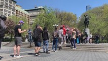 Decenas hacen fila en Nueva York para recibir marihuana gratis tras ser vacunados de covid-19