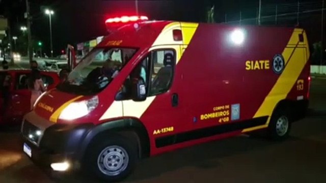 Carro e moto se envolvem em acidente na Avenida Brasil, no Bairro Coqueiral