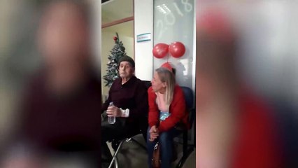 Kemoterapi gören hastalarına şarkı söyleyip zeybek oynadı