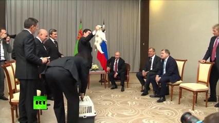 Türkmen liderin yavru köpeği tutuşu