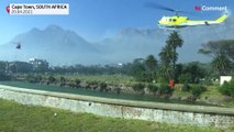 شاهد: فرق الإطفاء تحاول السيطرة على حرائق الغابات في جنوب إفريقيا