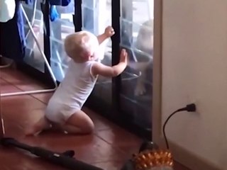 Soğukta kalan köpeği eve alan sevimli bebek