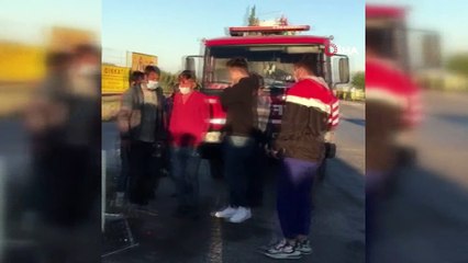 İşçi servisi ile kamyonet çarpıştı, araçta sıkışan bir işçi uzun uğraşlar sonucu kurtarıldı