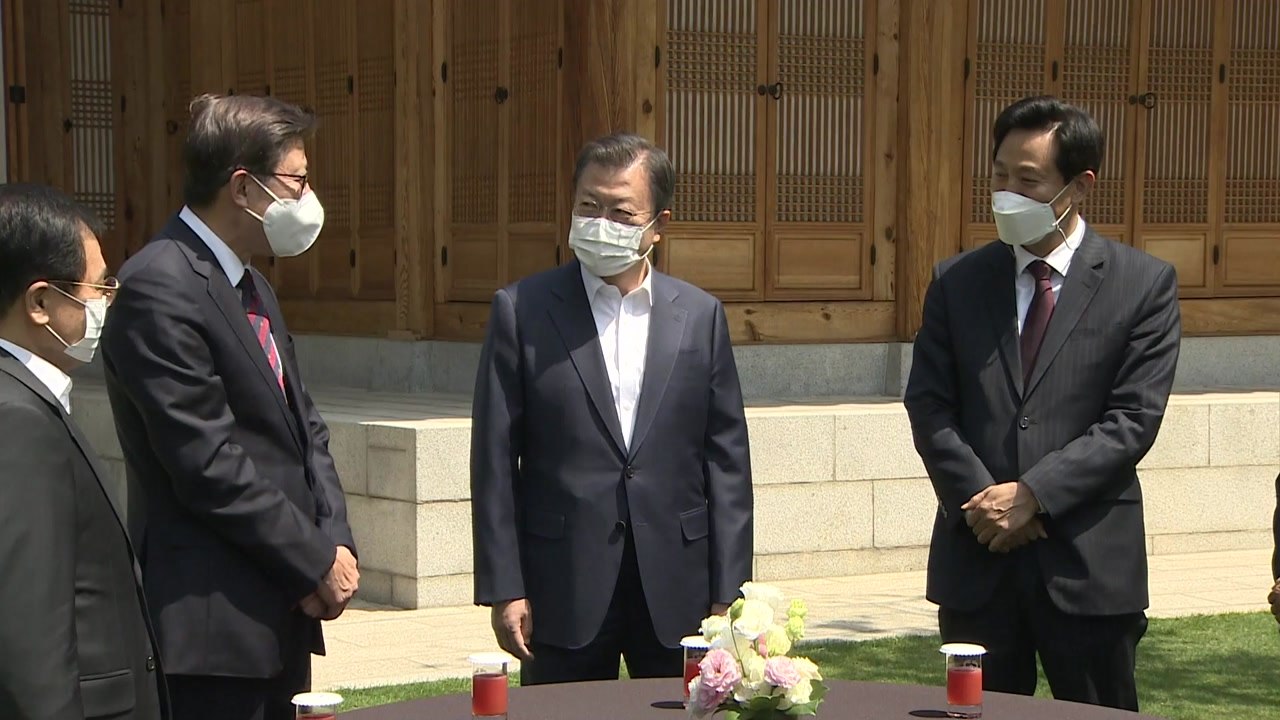 문 대통령, 서울·부산시장 오찬...사면 건의에 "국민 공감대 생각해야" / YTN