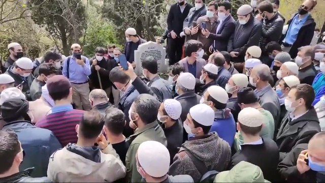 İçişleri Bakanı Soylu, İstanbul Valisi Yerlikaya ve Diyanet İşleri Başkanı Erbaş'ın katıldığı cenaze töreninde Koronavirüs tedbirleri unutuldu