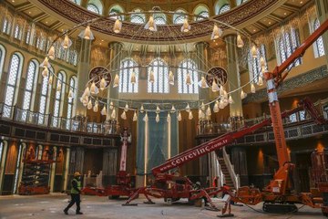 TAKSİM'DE YAPIMI DEVAM EDEN CAMİNİN DEV AVİZESİ İLE KAPISININ KASASI TAKILDI - 1