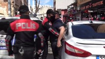Dolapdere’de polis denetimi: Maske takmayan çok sayıda kişiye ceza kesildi