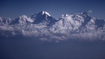 Görkemli Himalayalar'a gökyüzünden bakış