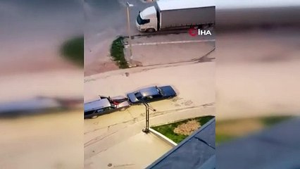 Görüntü Bursa'dan! Otomobilin kaputuna oturup...