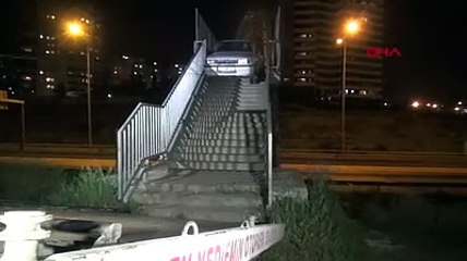 Yer Adana: Yaya üst geçidinde aracını bırakıp kaçtı