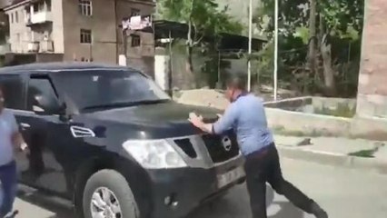 Ermenistan Başbakanı Paşinyan'a öfke dinmiyor: Defol, burada işin yok