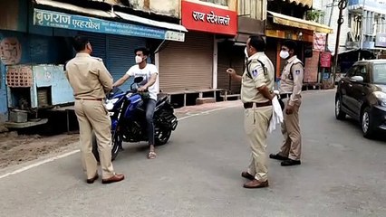 शहर में लॉकडाउन का पालन कराने के लिए जगह जगह पुलिस बल तैनात