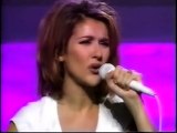 Céline Dion chante 