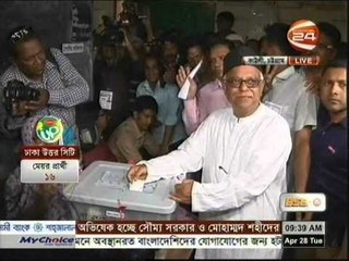 ভোট দিলেন মনজুর আলম - JagoNews24.com