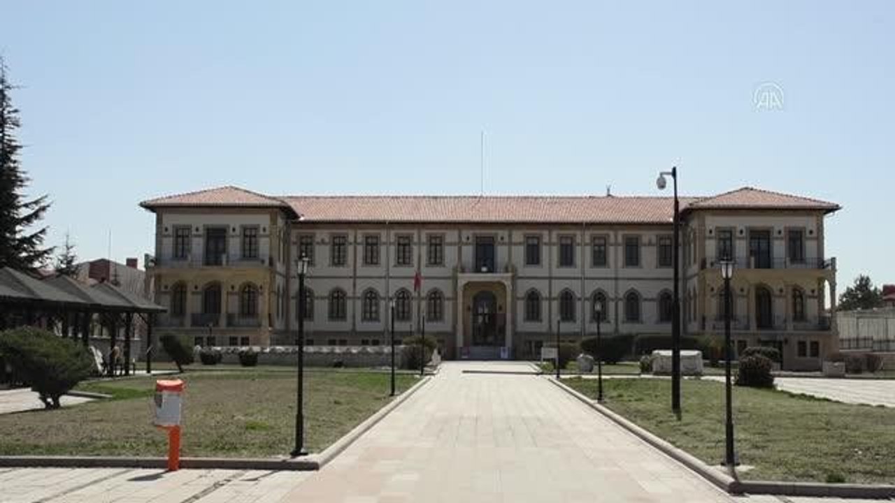 Çiftçinin tarla sürerken bulduğu "Hermes heykelciği" Çorum Müzesi'nde sergileniyor