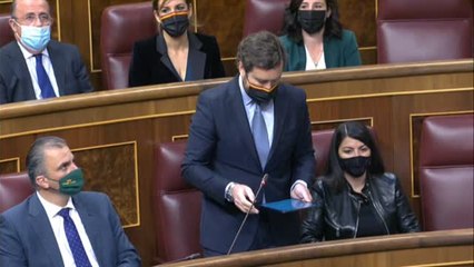 Tenso 'rifirrafe' en el Congreso entre Espinosa, Calvo y Calviño por el cartel racista de la ultraderecha