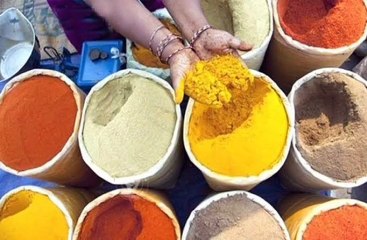 दुकानों के अंदर ग्राहकों को बिठाकर सामान बेच रहे  चार दुकानदारों पर  कार्रवाई