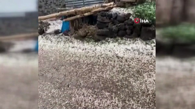 Erzurum’da aniden bastıran dolu yağışı vatandaşları hazırlıksız yakaladı