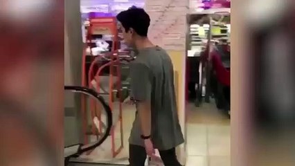 Yürüyen merdivende yaptığıyla görenleri korkuttu