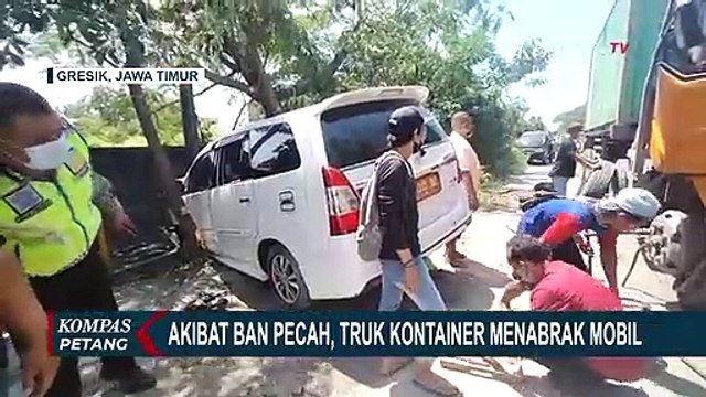 Pecah Ban, Truk Kontainer Oleng dan Tabrak Mobil di Gresik