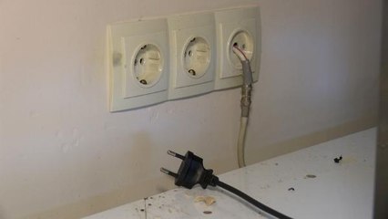 ARNAVUTKÖY'DE ELEKTRİK VOLTAJI YÜKSEK GELİNCE 5 APARTMANDAKİ TÜM ELEKTRONİK CİHAZLAR BOZULDU