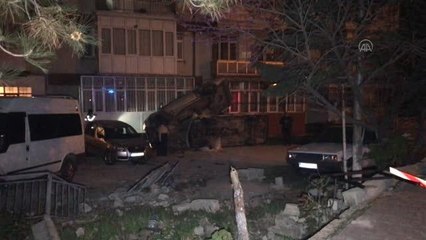 Alkollü sürücünün kullandığı pikap önce 2 araca, ardından apartmana çarptı