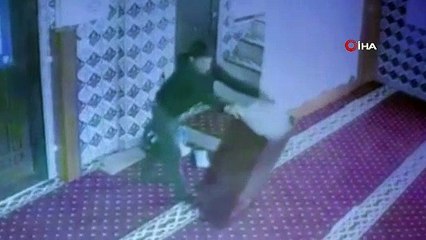 Camideki ''taklacı hırsız'' kamerada