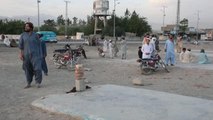 Pakistan'da gençler ramazanda kriket oynayarak vakit geçiriyor