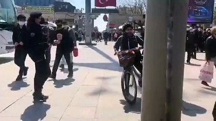 1 Mayıs Platformu'nun açıklamasına müdahale sırasında bir vatandaş: "Polis devleti yaptınız bu memleketi, canına okudunuz"
