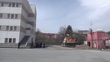 Öğrenciler okul bahçesine taşınan teknede uygulamalı eğitim görmeye başladı