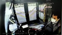 Halk otobüsü şoförü telefonuna bakarken kaza yaptı: 1 ölü